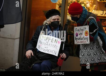 Berlin, Deutschland. 22nd. Februar 2022. (2/22/2022) Demonstranten gegen Hass und Hassrede auf der Straße in der Schloßstraße in Berlin-Steglitz. (Foto: Simone Kuhlmey/Pacific Press/Sipa USA) Quelle: SIPA USA/Alamy Live News Stockfoto