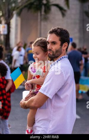 Hallandale, Florida, USA. Februar 24th 2022. Miami: Ukraine-Kriegsprotest. Protest gegen russische Invasion in der Ukraine. Einige Ukrainer in Miami, Sunny Isles Beach, Boca Raton und South Beach protestieren gegen die Invasion der russischen Armee in die Ukraine. Ukraine Krieg Protestschilder und Beiträge. Kredit: Yaroslav Sabitov/YES Market Media/Alamy Live Nachrichten Stockfoto