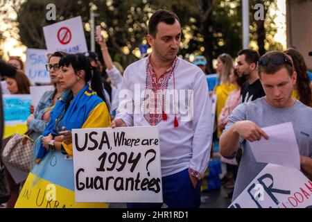 Hallandale, Florida, USA. Februar 24th 2022. Miami: Ukraine-Kriegsprotest. Protest gegen russische Invasion in der Ukraine. Einige Ukrainer in Miami, Sunny Isles Beach, Boca Raton und South Beach protestieren gegen die Invasion der russischen Armee in die Ukraine. Ukraine Krieg Protestschilder und Beiträge. Kredit: Yaroslav Sabitov/YES Market Media/Alamy Live Nachrichten Stockfoto