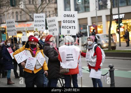 Berlin, Deutschland. 22nd. Februar 2022. (2/22/2022) Demonstranten gegen Hass und Hassrede auf der Straße in der Schloßstraße in Berlin-Steglitz. (Foto: Simone Kuhlmey/Pacific Press/Sipa USA) Quelle: SIPA USA/Alamy Live News Stockfoto