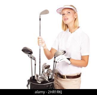 Ich Frage mich, mit welcher ich diesen Schuss versenken soll. Studioaufnahme einer attraktiven jungen Golferin, die einen Club aus ihrer Tasche auf Weiß ausgewählt hat. Stockfoto