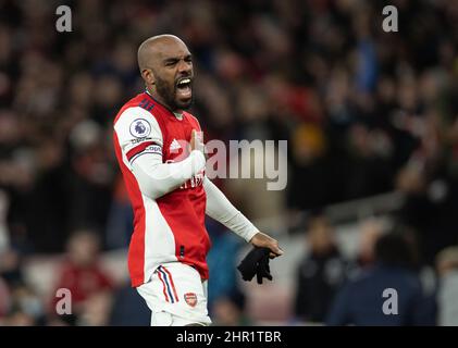 London, Großbritannien. 25.. Februar 2022. Alexandre Lacazette von Arsenal feiert, nachdem er beim Spiel der englischen Premier League zwischen Arsenal und Wolverhampton Wanderers am 24. Februar 2022 in London, Großbritannien, Punkten konnte. Quelle: Xinhua/Alamy Live News Stockfoto