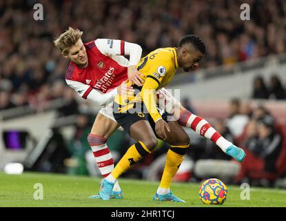 London, Großbritannien. 25.. Februar 2022. Martin Odegaard (L) von Arsenal fordert Nelson Semedo von Wolverhampton Wanderers während des Spiels der englischen Premier League zwischen Arsenal und Wolverhampton Wanderers am 24. Februar 2022 in London, Großbritannien, heraus. Quelle: Xinhua/Alamy Live News Stockfoto