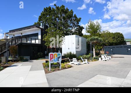 IRVINE, KALIFORNIEN - 23. FEBRUAR 2022: POP UP on the Park, at the Orange County Great Park bietet kulinarische Erlebnisse, Getränke und Boutiquen. Stockfoto