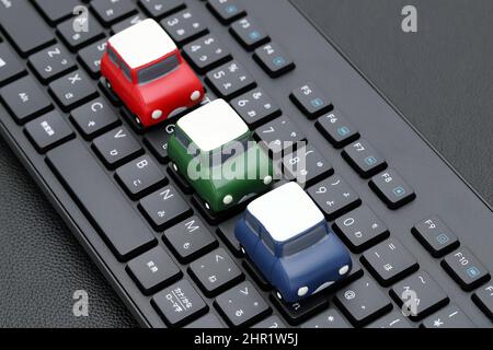 Kleines Spielzeugauto auf alphabetischer und japanischer hiragana-Tastatur Stockfoto