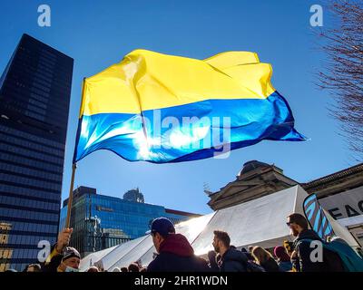 Vancouver, Vancouver, BC, Kanada. 24.. Februar 2022. VANCOUVER, BC - 24. FEBRUAR: Demonstranten protestieren am 24. Februar 2022 vor der Vancouver Art Gallery in Vancouver, Kanada, gegen den russischen Einmarsch in die Ukraine. Über Nacht startete der russische Präsident Wladimir Putin am 24.. Februar eine umfassende Invasion der Ukraine. (Bild: © Clelio Tomaz/PX Imagens via ZUMA Press Wire) Stockfoto