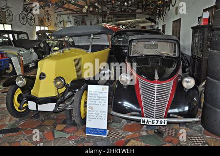 Renault KJ-1923 Auto und Fiat 500 Topolino-1939-Salvador Clarets Sammlung von Autos und Motorrädern in Sils, Barcelona, Katalonien, Spanien Stockfoto