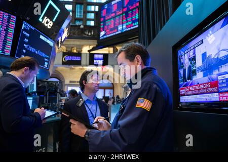 (220224) -- NEW YORK, 24. Februar 2022 (Xinhua) -- Händler arbeiten an der New Yorker Börse in New York, den Vereinigten Staaten, 24. Februar 2022. Die US-Aktien haben am Donnerstag einen höheren Abschluss erreicht, was die massiven Verluste zu Beginn der Sitzung umkehrte, da die Anleger die geopolitischen Spannungen in Bezug auf die Ukraine einschätzten. Der Dow Jones Industrial Average stieg um 92,07 Punkte oder 0,28 Prozent auf 33.223,83. Der S&P 500 stieg um 63,20 Punkte oder 1,50 Prozent auf 4.288,70. Der Nasdaq Composite Index stieg um 436,09 Punkte oder 3,34 Prozent auf 13.473,58. Quelle: Xinhua/Alamy Live News Stockfoto