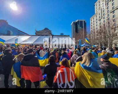 Vancouver, Vancouver, BC, Kanada. 24.. Februar 2022. VANCOUVER, BC - 24. FEBRUAR: Demonstranten protestieren am 24. Februar 2022 vor der Vancouver Art Gallery in Vancouver, Kanada, gegen den russischen Einmarsch in die Ukraine. Über Nacht startete der russische Präsident Wladimir Putin am 24.. Februar eine umfassende Invasion der Ukraine. (Bild: © Clelio Tomaz/PX Imagens via ZUMA Press Wire) Stockfoto