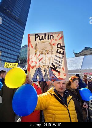 Vancouver, Vancouver, BC, Kanada. 24.. Februar 2022. VANCOUVER, BC - 24. FEBRUAR: Demonstranten protestieren am 24. Februar 2022 vor der Vancouver Art Gallery in Vancouver, Kanada, gegen den russischen Einmarsch in die Ukraine. Über Nacht startete der russische Präsident Wladimir Putin am 24.. Februar eine umfassende Invasion der Ukraine. (Bild: © Clelio Tomaz/PX Imagens via ZUMA Press Wire) Stockfoto