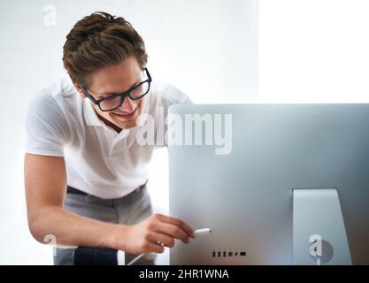 Ich habe das verstanden. Ein Computertechniker, der einen Computer einsteckt. Stockfoto