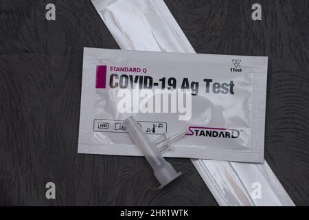 Kenia. 24.. Februar 2022. Auf diesem Bild ist ein Covid-19-Antigen-Testkit zu sehen, das zwischen einem sterilen Tupfer und einem Extraktions-Pufferröhrchen liegt. Kredit: SOPA Images Limited/Alamy Live Nachrichten Stockfoto