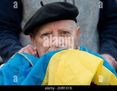 Sacramento, CA, USA. 24.. Februar 2022. Alex Kashmir, 88, trägt die ukrainische Flagge, die um ihn gewickelt ist, während er am Donnerstag, den 24. Februar 2022, im State Capitol in Sacramento, den Rednern während einer Kundgebung zur Unterstützung der Ukraine gegen die russische Invasion der Ukraine zuhört. (Bild: © Paul Kitagaki Jr./ZUMA Press Wire) Stockfoto