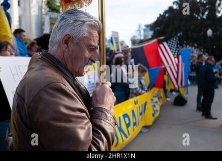 Sacramento, CA, USA. 24.. Februar 2022. Während einer Kundgebung zur Unterstützung der Ukraine gegen die russische Invasion in der Ukraine am Donnerstag, dem 24. Februar 2022, im State Capitol in Sacramento, haben Demonstranten einen Moment des Schweigens für in der Ukraine lebende Familienmitglieder. (Bild: © Paul Kitagaki Jr./ZUMA Press Wire) Stockfoto