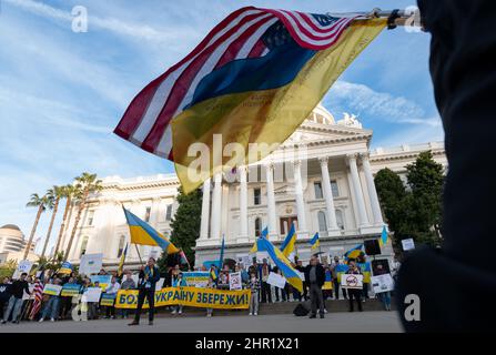 Sacramento, CA, USA. 24.. Februar 2022. Lokale ukrainische Gemeindemitglieder schwenken die ukrainische Nationalflagge während einer Kundgebung zur Unterstützung der Ukraine gegen die russische Invasion der Ukraine am Donnerstag, den 24. Februar 2022 in Sacramento. (Bild: © Paul Kitagaki Jr./ZUMA Press Wire) Stockfoto