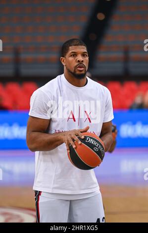 ATHEN, GRIECHENLAND - 24. FEBRUAR: KYLE HINES, #42 der AX Armani Exchange Mailand im Einsatz während der regulären Saison der Turkish Airlines EuroLeague am 24. Februar 2022 im Peace and Friendship Stadium in Athen, Griechenland, findet das 27. Match zwischen Olympiacos Piräus und AX Armani Exchange Mailand statt. Quelle: Stefanos Kyriazis/Alamy Live News Stockfoto