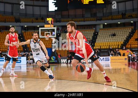 ATHEN, GRIECHENLAND - 24. FEBRUAR: SASHA VEZENKOV, #14 von Olympiacos Piräus im Einsatz während der regulären Saison der Turkish Airlines EuroLeague am 24. Februar 2022 im Peace and Friendship Stadium in Athen, Griechenland, findet das 27. Match zwischen Olympiacos Piräus und AX Armani Exchange in Mailand statt. Quelle: Stefanos Kyriazis/Alamy Live News Stockfoto