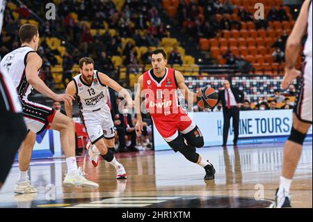 ATHEN, GRIECHENLAND - 24. FEBRUAR: Kostas Sloukas, #11 von Olympiacos Piräus während der regulären Saison der Turkish Airlines EuroLeague am 24. Februar 2022 im Peace and Friendship Stadium in Athen, Griechenland, findet das Spiel der Runde 27 zwischen Olympiacos Piräus und AX Armani Exchange Milan statt. Quelle: Stefanos Kyriazis/Alamy Live News Stockfoto