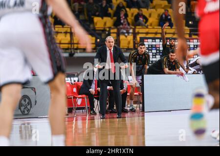 ATHEN, GRIECHENLAND - 24. FEBRUAR: Cheftrainer Ettore Messina von der AX Armani Exchange Mailand während der regulären Saison der Turkish Airlines EuroLeague am 24. Februar 2022 im Peace and Friendship Stadium in Athen, Griechenland, findet das 27. Spiel zwischen Olympiacos Piräus und AX Armani Exchange Mailand statt. Quelle: Stefanos Kyriazis/Alamy Live News Stockfoto