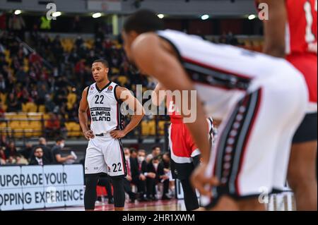 ATHEN, GRIECHENLAND – FEBRUAR 24: Tyler Dorsey, #2 von Olympiacos Piraeus konkurriert mit Devon Hall, #22 von AX Armani Exchange Mailand während des regulären Saisonkampfs der Turkish Airlines EuroLeague am 27 24. Februar 2022 im Peace and Friendship Stadium zwischen Olympiacos Piraeus und AX Armani Exchange Mailand. Quelle: Stefanos Kyriazis/Alamy Live News Stockfoto