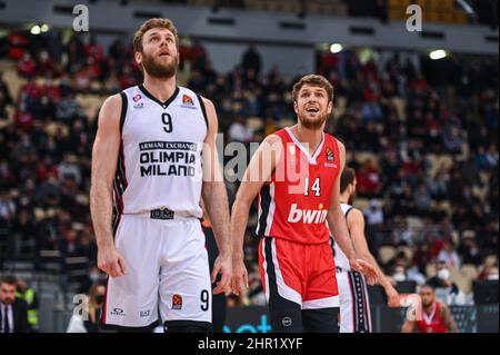 ATHEN, GRIECHENLAND – FEBRUAR 24: SASHA VEZENKOV, #14 von Olympiacos Piraeus mit NICOLO MELLI, #9 von AX Armani Exchange Mailand im Einsatz während des regulären Saisonkampfs der Turkish Airlines EuroLeague am 24. Februar 2022 im Peace and Friendship Stadium in Athen, Griechenland, findet das 27. Spiel von Olympiacos Piraeus und AX Armani Exchange statt. Quelle: Stefanos Kyriazis/Alamy Live News Stockfoto