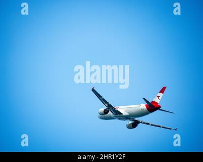 Austrian Airlines Airbus A320-214 mit Zulassung für OE-LBV-Flugzeuge am blauen Himmel. Stockfoto