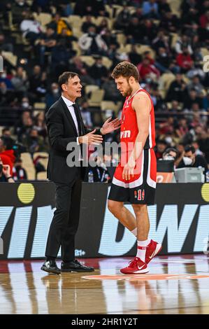 ATHEN, GRIECHENLAND - 24. FEBRUAR: Cheftrainer Georgios Bartzokas mit SASHA VEZENKOV, #14 von Olympiacos Piräus während der regulären Saison der Turkish Airlines EuroLeague am 24. Februar 2022 im Peace and Friendship Stadium in Athen, Griechenland, findet das Spiel der Runde 27 zwischen Olympiacos Piräus und AX Armani Exchange in Mailand statt. Quelle: Stefanos Kyriazis/Alamy Live News Stockfoto