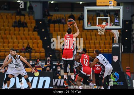 ATHEN, GRIECHENLAND - 24. FEBRUAR: Kostas Sloukas, #11 von Olympiacos Piräus während der regulären Saison der Turkish Airlines EuroLeague am 24. Februar 2022 im Peace and Friendship Stadium in Athen, Griechenland, findet das Spiel der Runde 27 zwischen Olympiacos Piräus und AX Armani Exchange Milan statt. Quelle: Stefanos Kyriazis/Alamy Live News Stockfoto