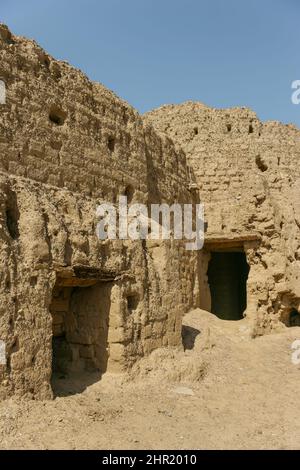 Das Innere des Al Bithnah Fort, einer traditionellen Festung im Wadi Ham, in der Nähe des Dorfes Bithnah in Fujairah in den Vereinigten Arabischen Emiraten. Stockfoto