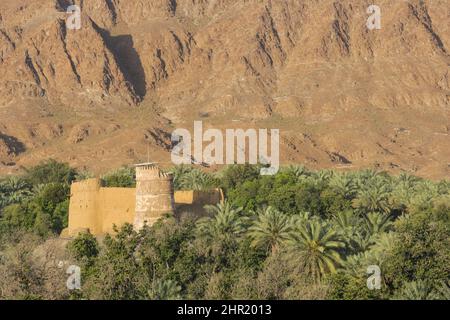 Al Bithnah Fort ist eine traditionelle Festung im Wadi Ham, in der Nähe des Dorfes Bithnah in Fujairah, in den Vereinigten Arabischen Emiraten. Stockfoto