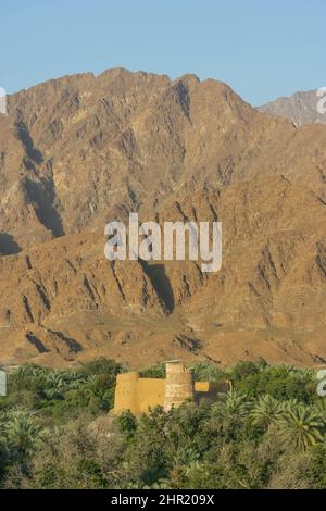 Al Bithnah Fort ist eine traditionelle Festung im Wadi Ham, in der Nähe des Dorfes Bithnah in Fujairah in den Vereinigten Arabischen Emiraten. Stockfoto