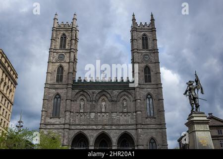 Architektonisches Detail des Place d'Armes, mit der Basilika Notre-Dame im Hintergrund und dem Denkmal von Paul de Chomedey im Vordergrund Stockfoto