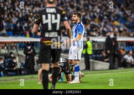 San Sebastian, Spanien. 24.. Februar 2022. Diego Rico (R) von Real Sociedad wurde während des UEFA Europa League-Spiels zwischen Real Sociedad und RB Leipzig in der reale Arena in San Sebastian in Aktion gesehen. Endergebnis; Real Sociedad 1:3 RB Leipzig Credit: SOPA Images Limited/Alamy Live News Stockfoto