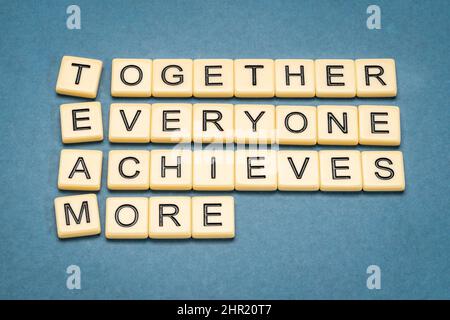 TEAM-Akronym (gemeinsam erreicht jeder mehr), Teamwork-Motivationskonzept, Wortabstrat in Elfenbein-Buchstabenkacheln gegen strukturiertes handgefertigtes Papier, Busin Stockfoto