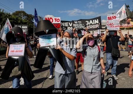 Manila, Philippinen. 25.. Februar 2022. Aktivisten tragen Schilder, während verschiedene Gruppen am Mittwoch den 36.. Jahrestag der Revolution der Volksmacht in Quezon City, Philippinen, begehen. 25. Februar 2022. Der Aktivität folgte ein Protest, der zur Gerechtigkeit zahlreicher Menschenrechtsverletzungen im Land aufrief und bei den nationalen Wahlen vom kommenden 2022. Mai nicht für einen weiteren Marcos stimmen sollte, da sie die EDSA People Power Revolution feiern, Ein Aufstand, der den verstorbenen Diktator Ferdinand Marcos 1986 aus einer 20-jährigen Herrschaft gestürzt hat (Foto: © Basilio Sepe/ZUMA Press Wire) Stockfoto