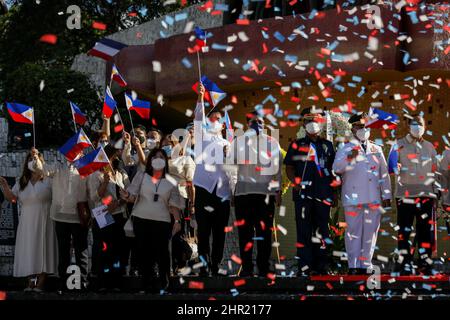 Manila, Philippinen. 25.. Februar 2022. Konfetti fällt, als verschiedene Gruppen am Mittwoch den 36.. Jahrestag der Revolution der Volksmacht in Quezon City, Philippinen, begehen. 25. Februar 2022. Der Aktivität folgte ein Protest, der zur Gerechtigkeit zahlreicher Menschenrechtsverletzungen im Land aufrief und bei den nationalen Wahlen vom kommenden 2022. Mai nicht für einen weiteren Marcos stimmen sollte, da sie die EDSA People Power Revolution feiern, Ein Aufstand, der den verstorbenen Diktator Ferdinand Marcos 1986 aus einer 20-jährigen Herrschaft gestürzt hat (Foto: © Basilio Sepe/ZUMA Press Wire) Stockfoto