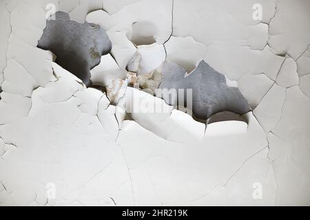 Die Textur der Wand mit geschwollener und abblätternder Farbe. Vorderansicht. Stockfoto