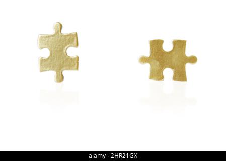 Das Geschäft ist wie ein Puzzle. Aufnahme von zwei Puzzleteilen vor weißem Hintergrund. Stockfoto