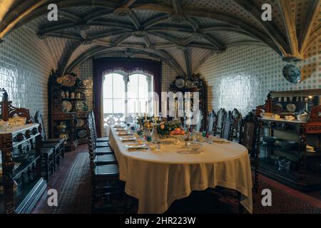 Speisesaal im romantistischen Pena-Palast in Sintra, Portugal Dezember 2021 Stockfoto