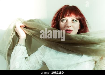 Verspielte kaukasische junge Erwachsene Rotschopf Frau Spaß im Studio einen sonnigen Tag Stockfoto