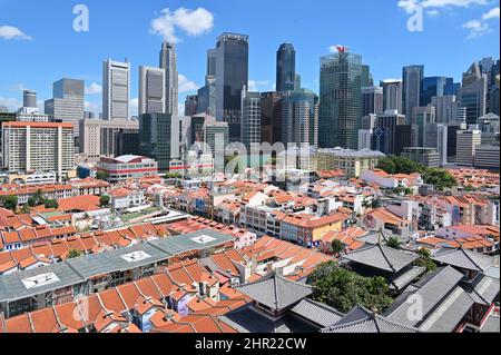 Singapur tagsüber Stadtbild, mit Wolkenkratzern des Finanzviertels, die die Skyline und Chinatown-Läden im Vordergrund verzieren Stockfoto