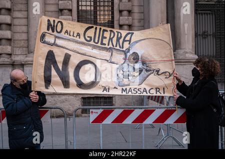 Mailand, Italien. 24.. Februar 2022. Während der Demonstration halten die Demonstranten ein Banner. Auf der Piazza della Scala fand in Mailand ein Antikriegsprotest gegen den Krieg in der Ukraine statt. Mitglieder der ukrainischen Gemeinde, Studenten, Ausländer und viele Verbände, wie Notfall, nahmen an dem Protest Teil. Kredit: SOPA Images Limited/Alamy Live Nachrichten Stockfoto