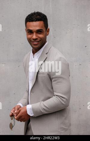 Lucien Laviscount posiert vor der Emporio Armani Show im Rahmen der Herbst-Winter 2022-2023 Mailand Fashion Week am 24. Februar 2022 in Mailand, Italien. Foto von Marco Piovanotto/ABACAPRESS.COM Stockfoto