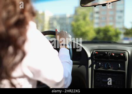 Schöne Brünette Dame fahren Stockfoto