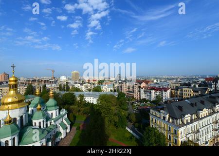 Blick vom Glockenturm der Sophienkathedrale im Herzen von Kiew, Ukraine. Stockfoto