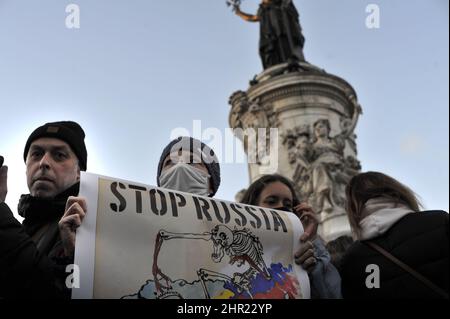 DIE UKRAINER IN PARIS PROTESTIEREN GEGEN DIE RUSSISCHE INVASION IN FRANKREICH. PARIS (75) 2022.02.24TH. PLACE DE LA REPUBLIQUE. UNTERSTÜTZUNGSKUNDGEBUNG FÜR DAS UKRAINISCHE LAND Stockfoto