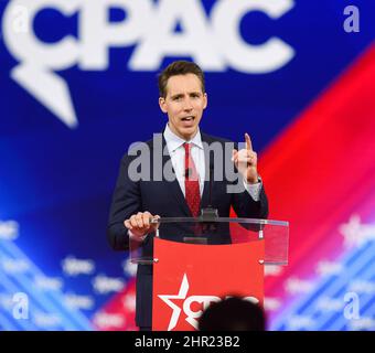 Orlando, Usa. 24.. Februar 2022. Der Senator von Missouri, Josh Hawley, spricht am ersten Tag der Conservative Political Action Conference (CPAC) 2022 in Orlando vor den Teilnehmern. Der ehemalige US-Präsident Donald Trump soll bei der viertägigen Versammlung der Konservativen sprechen. Kredit: SOPA Images Limited/Alamy Live Nachrichten Stockfoto