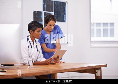 Shes der beste Arzt auf dem ganzen. Kurzer Schuss einer attraktiven jungen Ärztin. Stockfoto