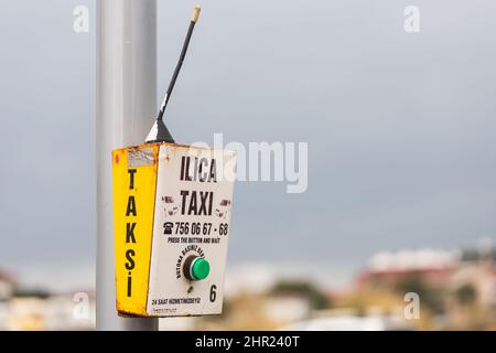 Side, Türkei - 02. Februar 2022: Nahaufnahme eines Taxiservice-Tasters an einer Stange Stockfoto