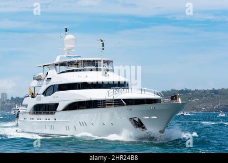 Die Motoryacht Benetti Vision 145 des Star Casinos (Sydney) fährt am 26. 2021. Dezember im Hafen von Sydney zum Start des Sydney-Hobart-Regatta Stockfoto